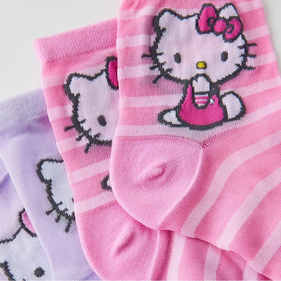 Hello Kitty Semi-Sheer Quarter Length Socks - Picture 2 of 2